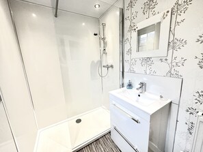 Dusche, Haartrockner, Handtücher