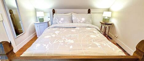 2 bedrooms, iron/ironing board, Internet, bed sheets