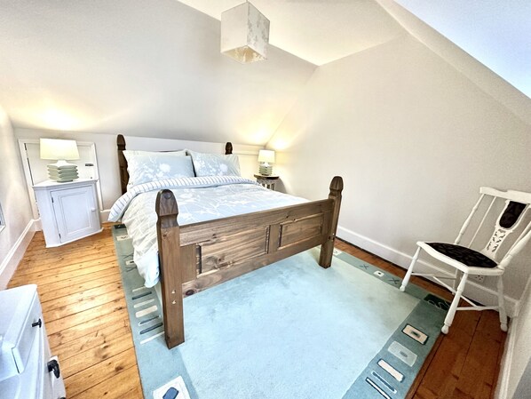 2 bedrooms, iron/ironing board, Internet, bed sheets