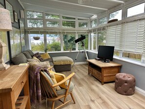 TV, peis, DVD-spiller og bøker