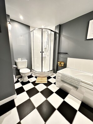 Shower, hair dryer, towels - Beautiful Victorian Flat - 2 Bedrooms Sleeping 4 in the Heart of the Magical Kilmartin Glen (Kilmartin)