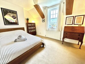 2 bedrooms, iron/ironing board, travel cot, free WiFi