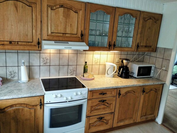 Fridge, microwave, oven, stovetop