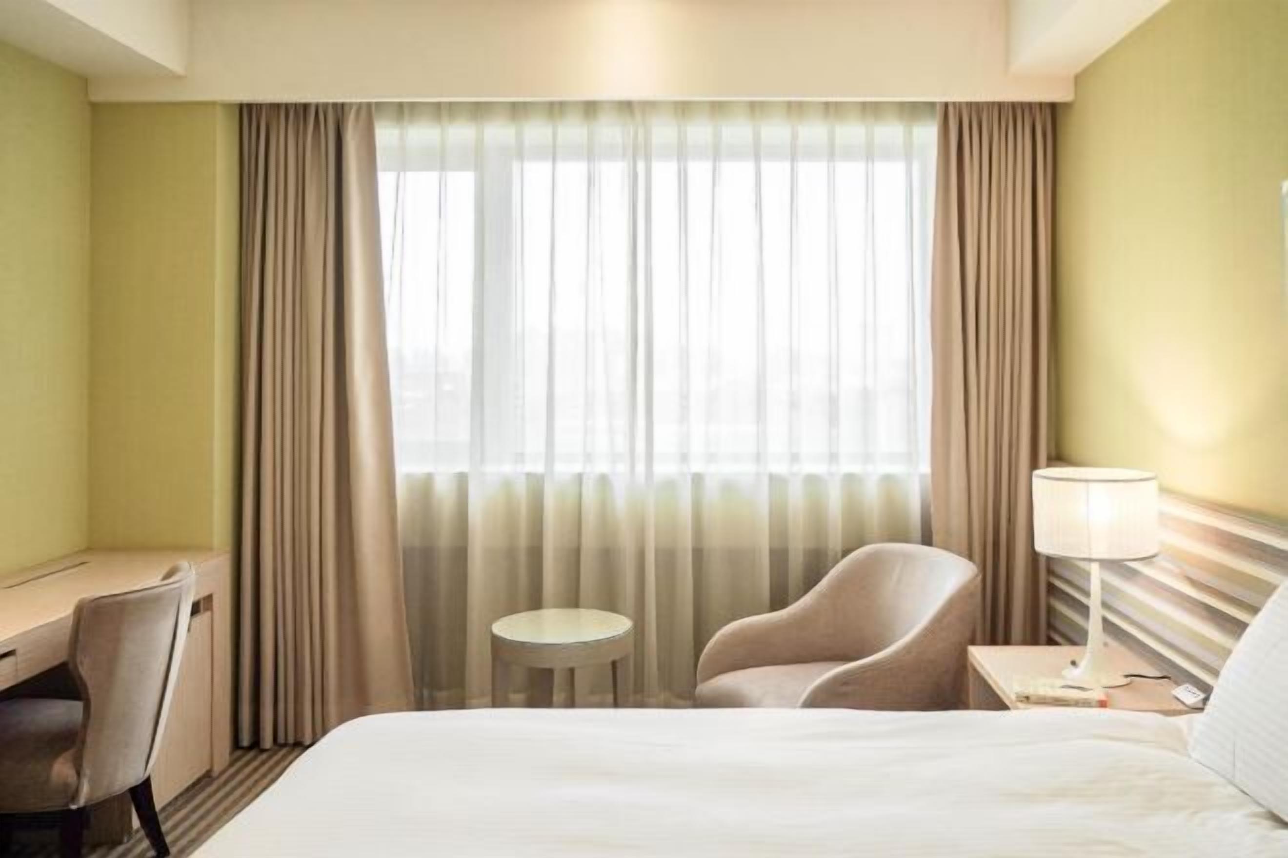 Escritorio, wifi gratis y ropa de cama 