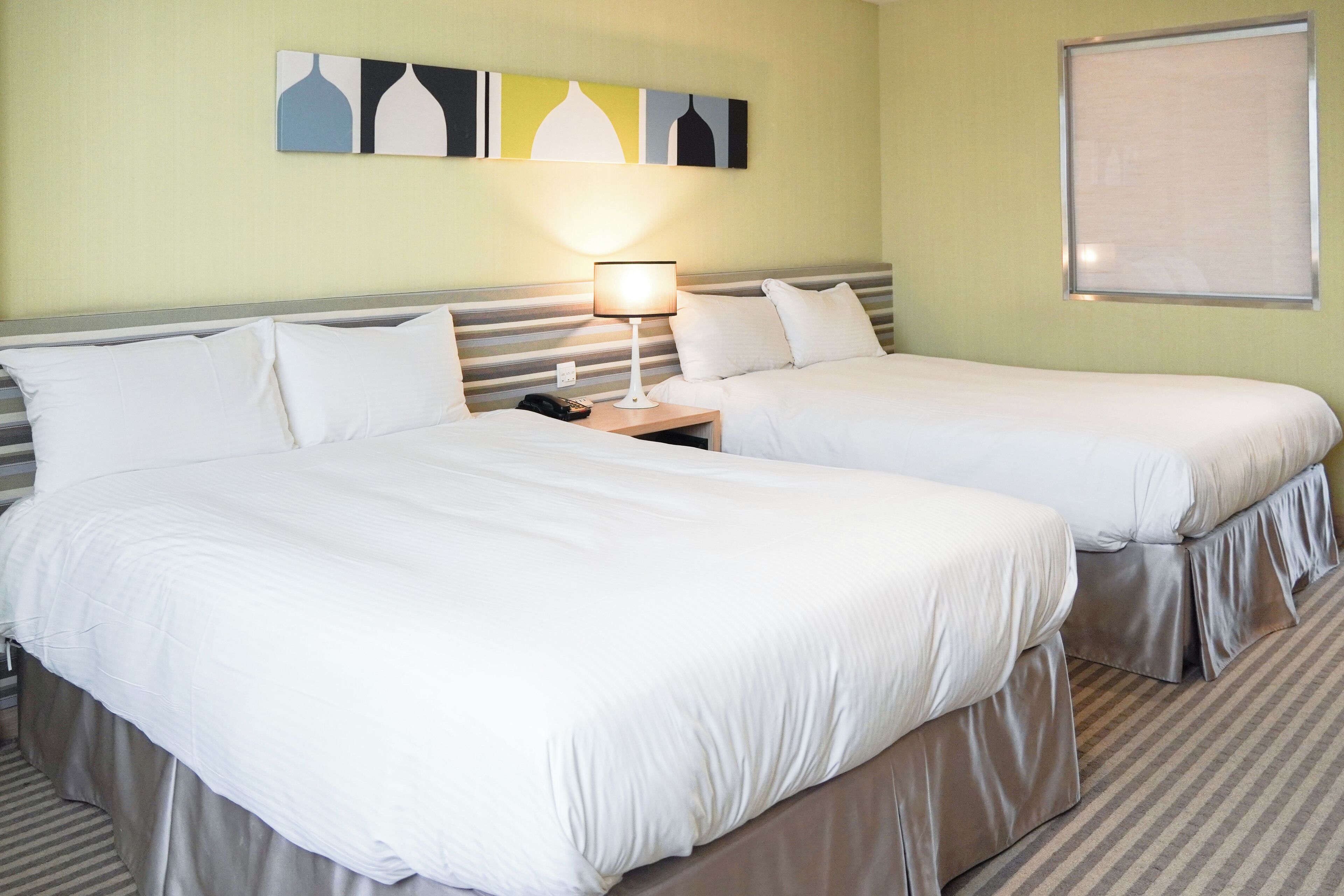 Escritorio, wifi gratis y ropa de cama 