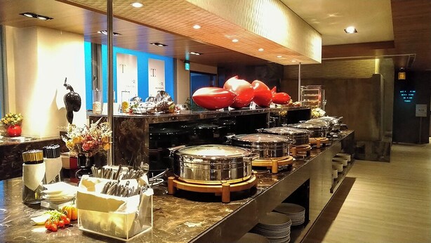 Ein reichhaltiges Buffet mit verschiedenen Speiseausgaben und einem sauberen, modernen Ambiente.