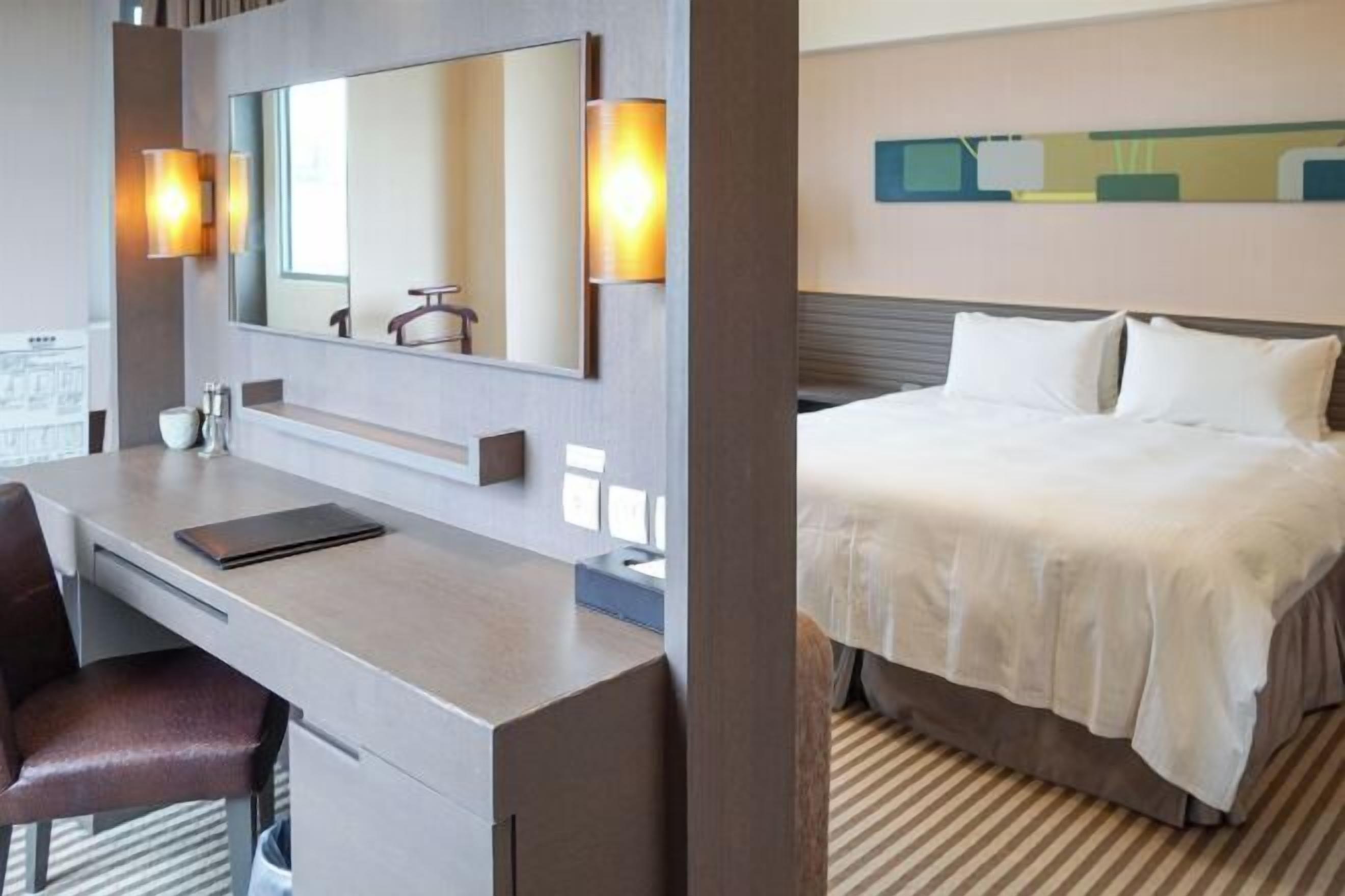 Escritorio, wifi gratis y ropa de cama 