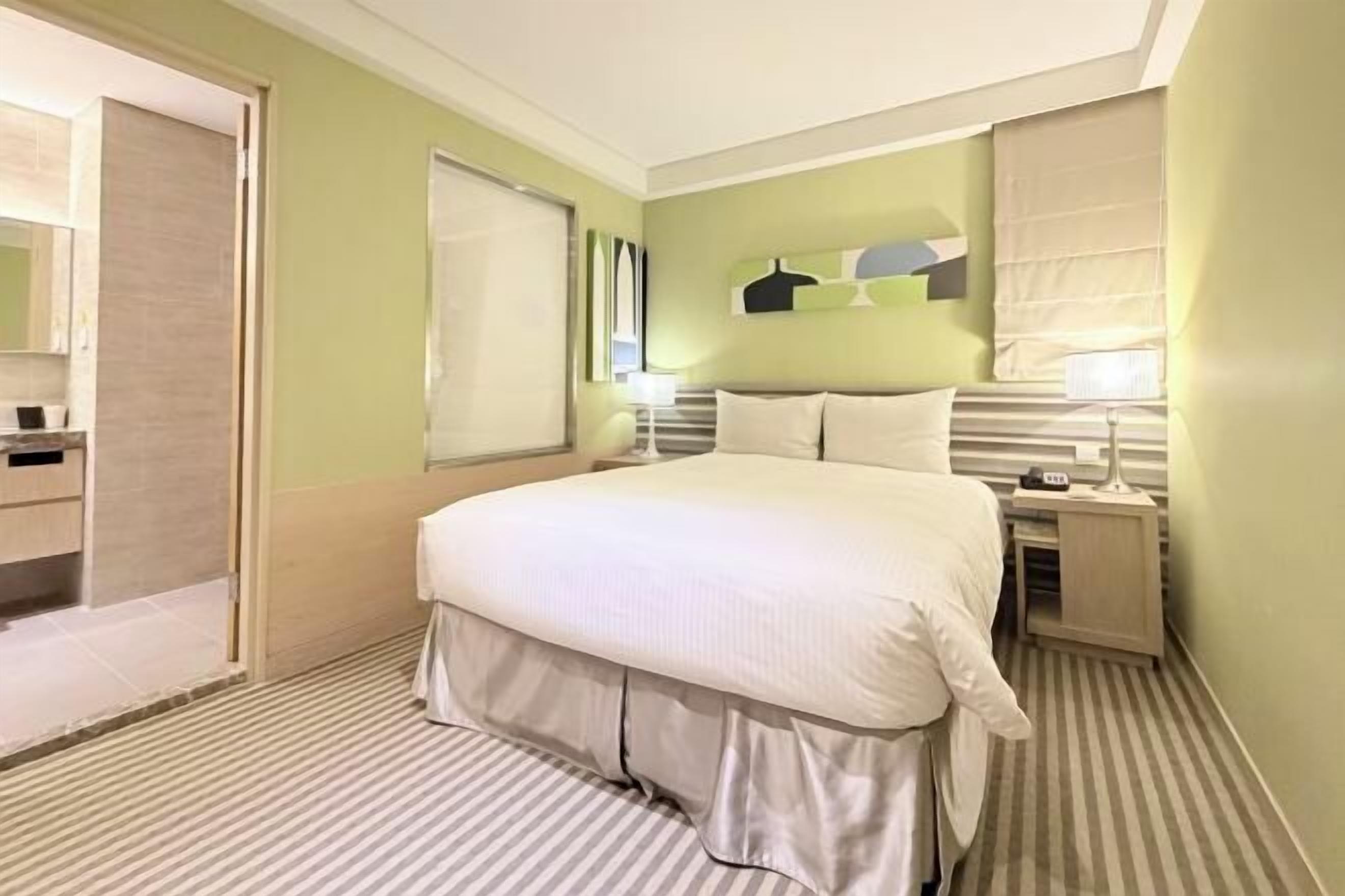 Escritorio, wifi gratis y ropa de cama 