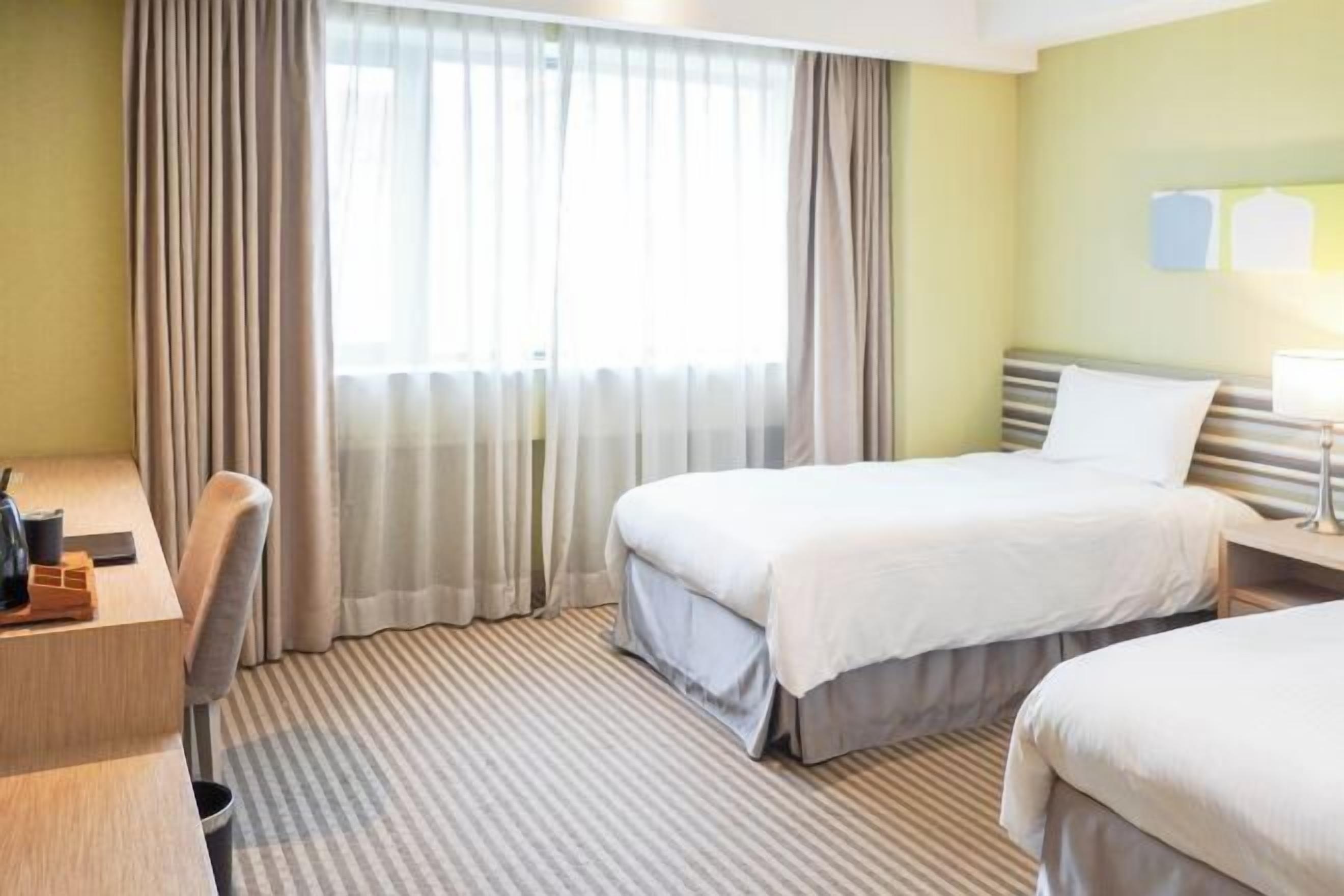 Escritorio, wifi gratis y ropa de cama 