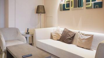 Exclusive Quadruple Room | Desk, soundproofing, free WiFi, bed sheets