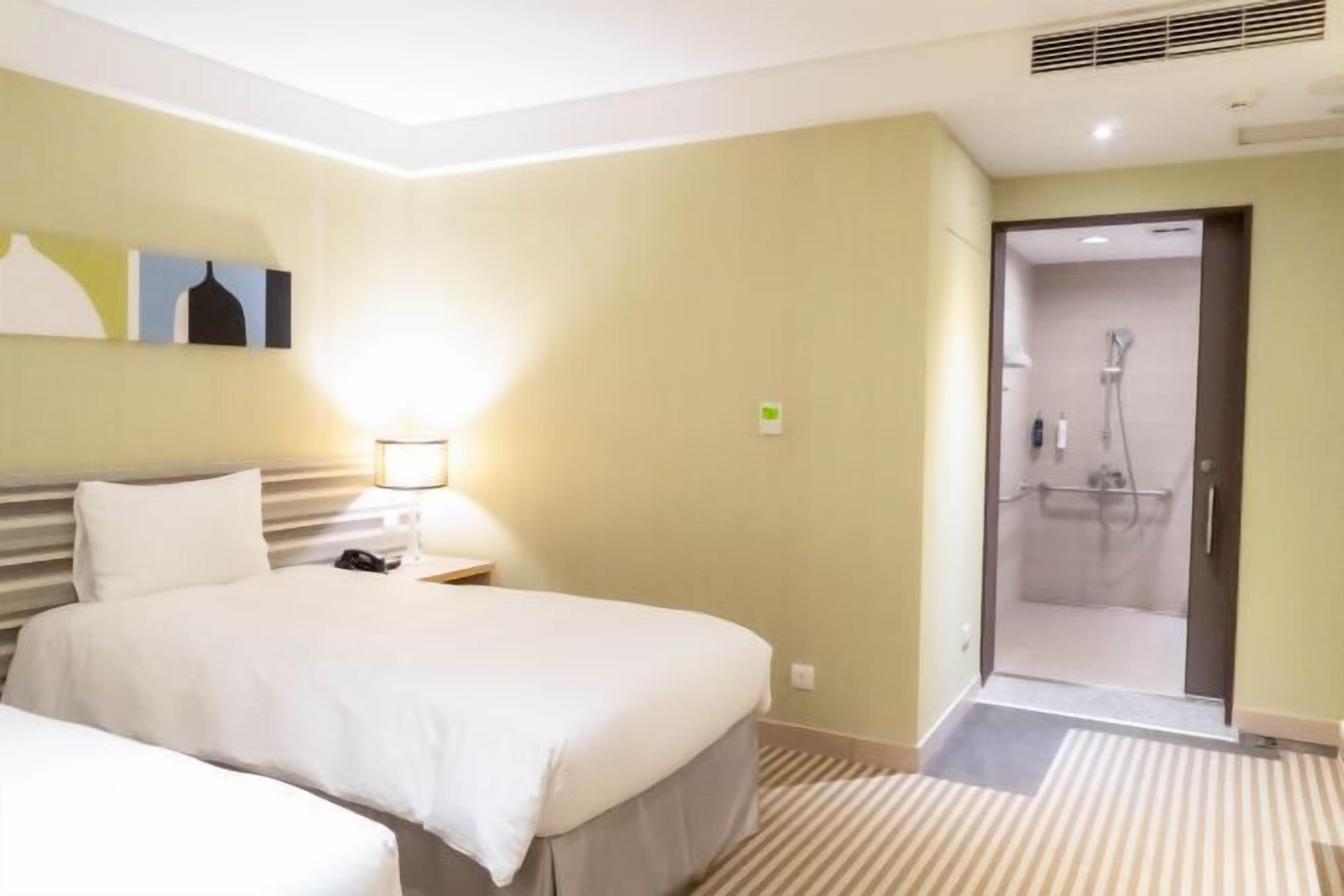 Escritorio, wifi gratis y ropa de cama 