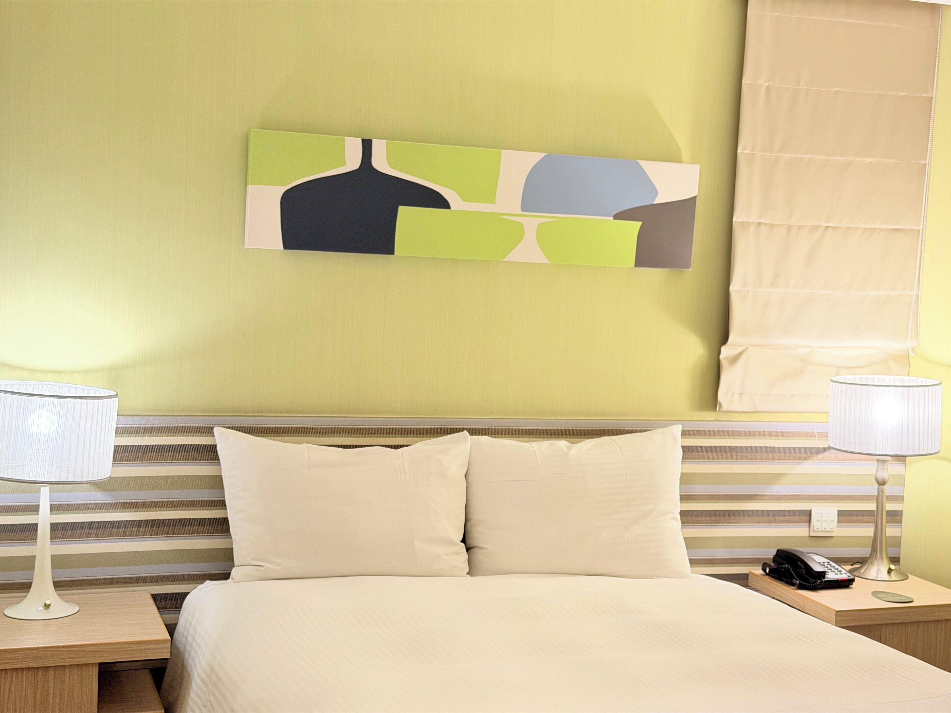 Escritorio, wifi gratis y ropa de cama 