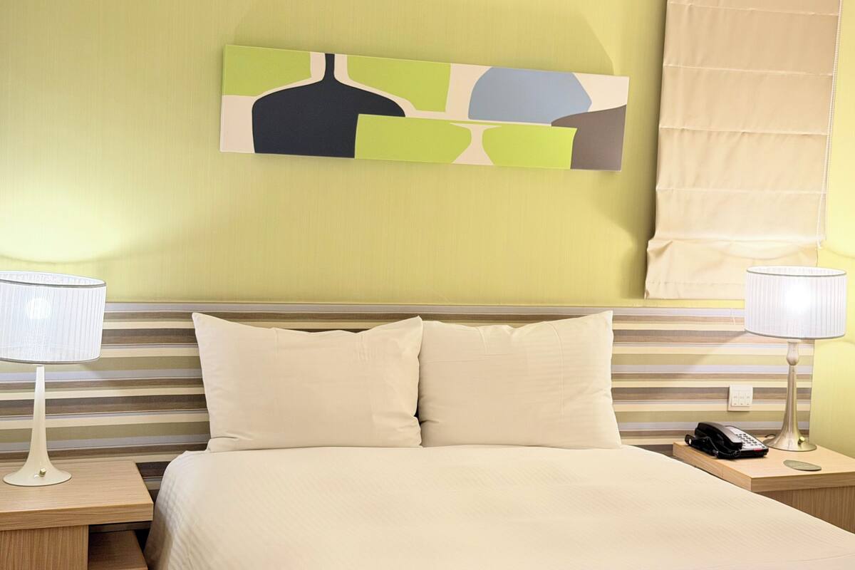 Quarto solteiro econômico | Escrivaninha, Wi-Fi de cortesia, roupa de cama