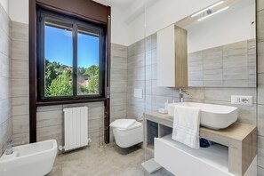 Apartamento estándar, varias habitaciones (La Dolce Laveno) | Baño | Ducha, bidé, toallas y jabón