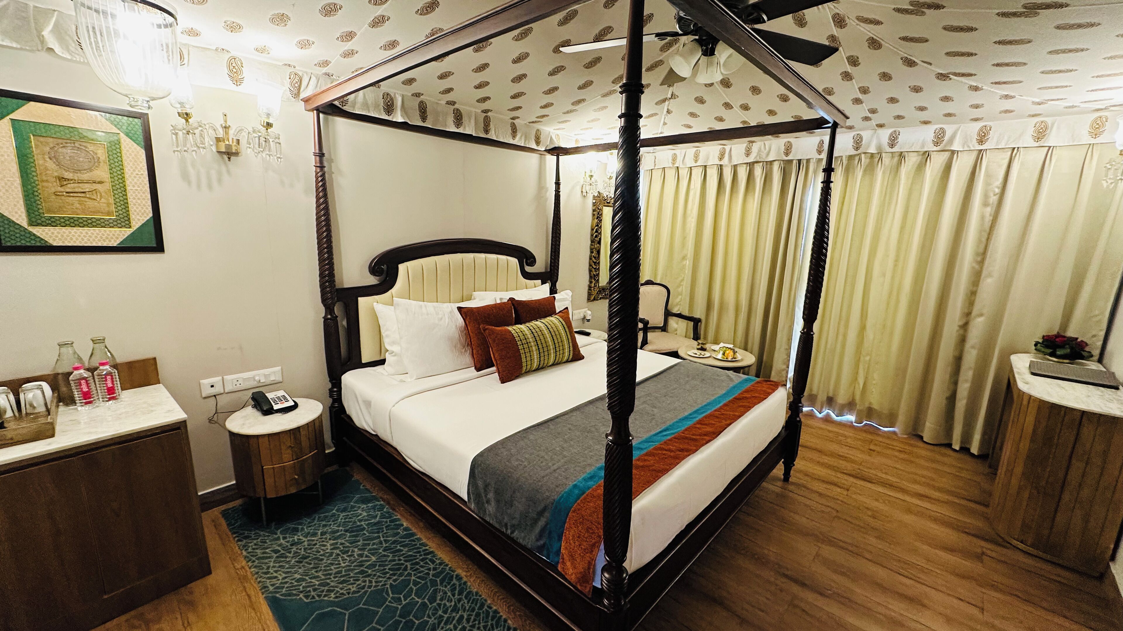 Luxe tent | Een kluis op de kamer, een bureau, een strijkplank/strijkijzer