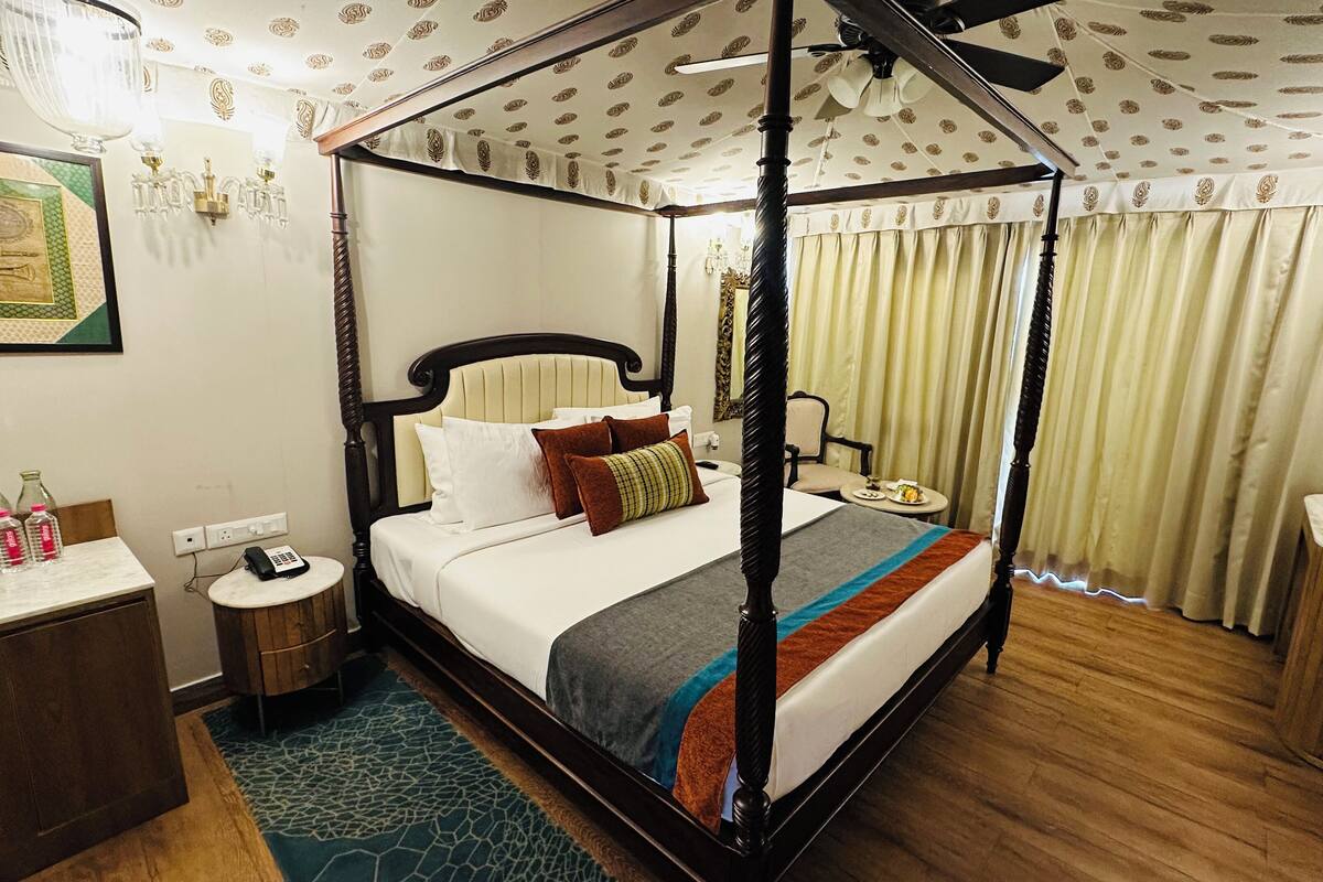 Luxury Tent | In-room safe, desk, iron/ironing board, WiFi (free)