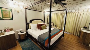 Luxe tent | Een kluis op de kamer, een bureau, een strijkplank/strijkijzer