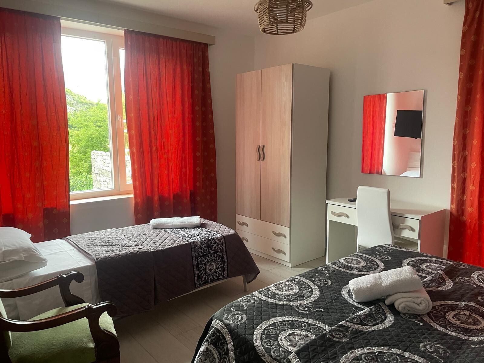 6 bedrooms, WiFi, bed sheets