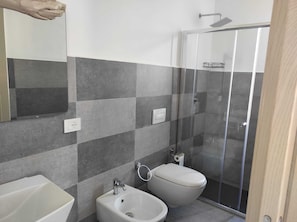 Douche, sĂšche-cheveux, bidet, serviettes fournies