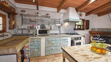 Een koelkast, een magnetron, een oven, een kookplaat