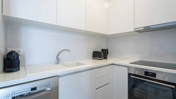 Fridge, oven, stovetop, dishwasher