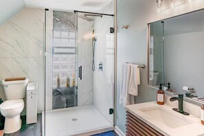 Douche, séchoir à cheveux, serviettes fournies, savon