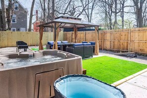 Terrace/patio - 5BR Family Retreat Oasis w Hot Tub, 5 min to DT! (Cincinnati)