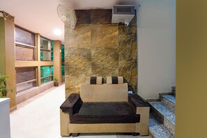 Lobby sitting area - Fabhotel Relax (Gandhinagar)