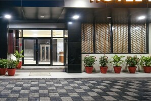 Property entrance - Fabhotel Evanka (Indore)