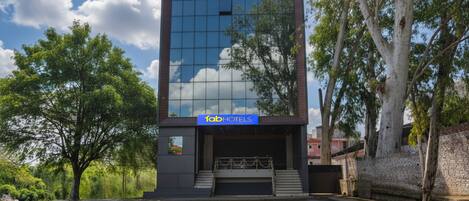 Pintu masuk properti