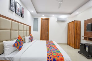 Egyptian cotton sheets, premium bedding, in-room safe, free WiFi - Fabhotel Evergreen (Faridabad)