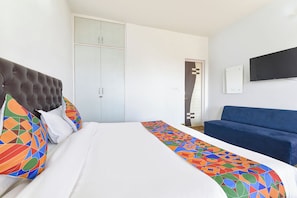 Egyptian cotton sheets, premium bedding, in-room safe, free WiFi - Fabhotel Green Acres (Dehradun)
