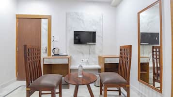 Egyptian cotton sheets, premium bedding, in-room safe, free WiFi