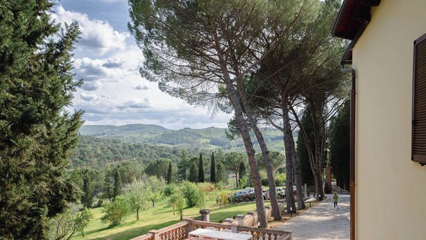 A terrace with a view of a green landscape and distant hills. - Casa Riccimballa (Impruneta)
