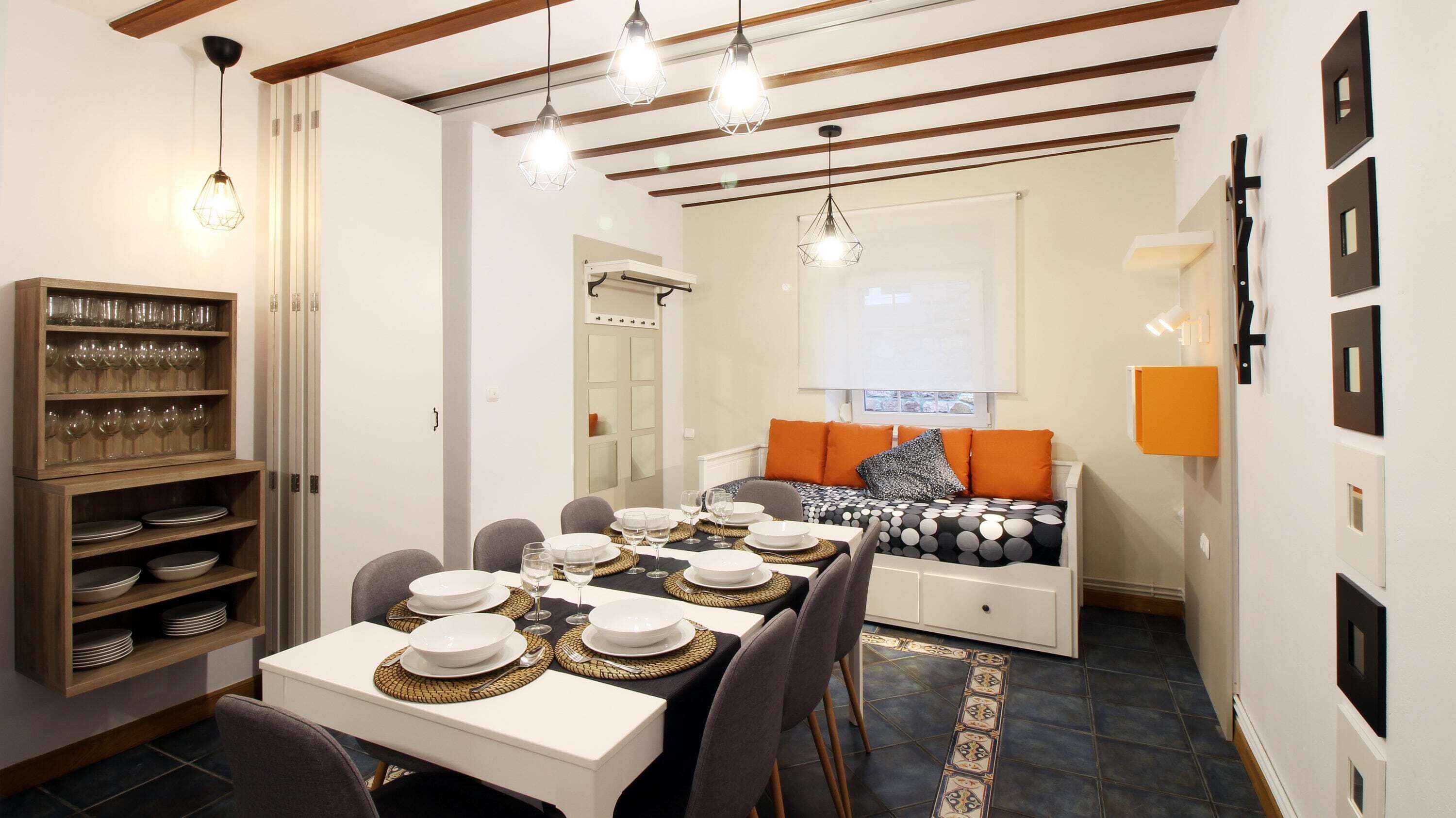 Una televisión de pantalla plana