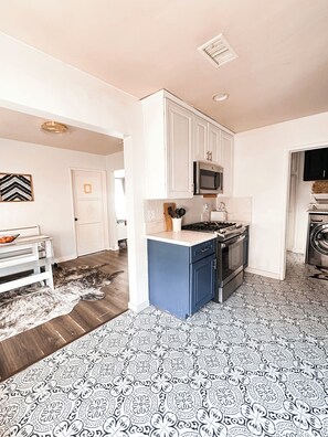 Four à micro-ondes, un four, surface de cuisson