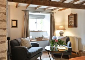 House, Garden View | Living area - Cosy 1BD Cottage Retreat in Oxfordshire (Hook Norton)