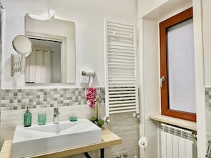 Deluxe-Stadtwohnung, Blick auf den Innenhof | Badezimmer