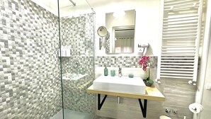 Deluxe Sıra Ev, Avlu Manzaralı | Banyo