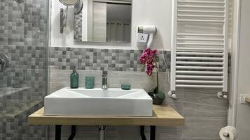 Residenza Deluxe, vista cortile | Bagno | Doccia, set di cortesia gratuito, asciugacapelli, asciugamani