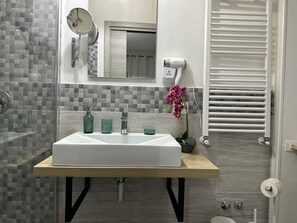Deluxe Townhome, Courtyard View | Bathroom | Shower, free toiletries, hair dryer, towels