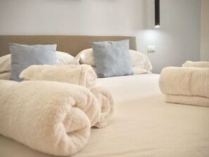 Deluxe Townhome, Courtyard View | Bar mini, peti besi dalam bilik, dihias secara berasingan 