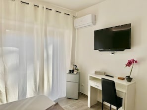Deluxe Townhome, Courtyard View | 1 bilik tidur, peti besi dalam bilik, meja, Wi-fi percuma