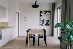 Gác, ban công, quang cảnh thành phố | Bếp riêng | Tủ lạnh, lò vi sóng, lò nướng, bếp nấu 
