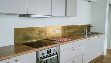 Loft, Balcony, City View | Private kitchen | Fridge, microwave, oven, stovetop
