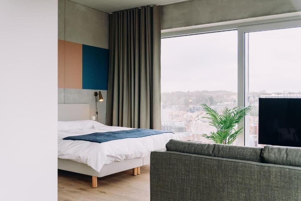 Loftsværelse - balkon - byudsigt | Arbejdsområde til bærbare computere, mørklægningsgardiner, lydisolering