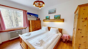 2 Schlafzimmer, Schreibtisch, Bügeleisen/Bügelbrett, kostenloses WLAN