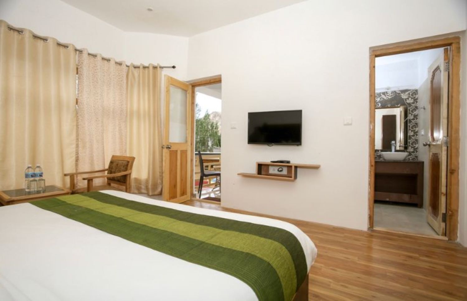 Tweepersoonskamer, uitzicht op bergen | Gratis wifi, beddengoed