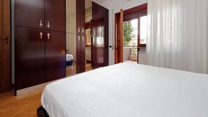 1 habitación, tabla de planchar con plancha y cuna de viaje 
