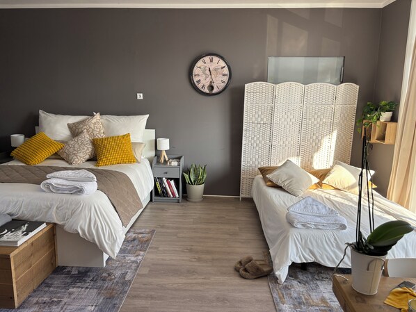 1 habitación, tabla de planchar con plancha, wifi y ropa de cama